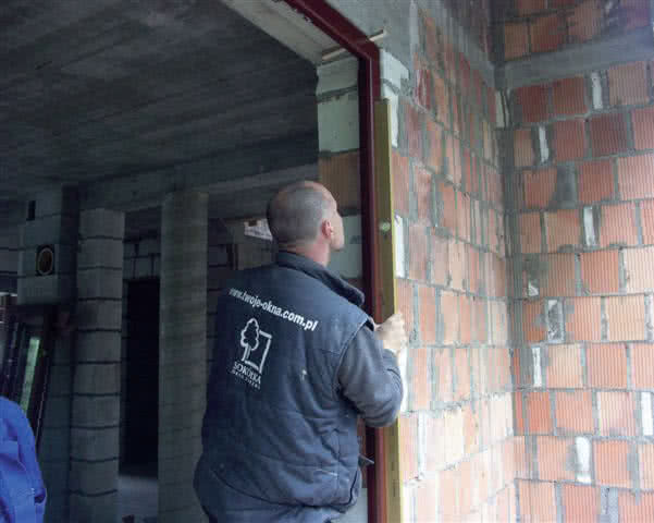 Aby okno było odpowiednio mniejsze od ościeża, należy wcześniej bardzo dokładnie wymierzyć ościeże. Trzeba zmierzyć każdy bok - od wewnętrznej i zewnętrznej strony, a także przekątną otworu. 