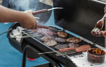 Jaki grill wybrać - węglowy czy gazowy?