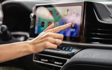 Otwieranie bramy przez Android Auto i CarPlay: WIŚNIOWSKI integruje automatykę z autem