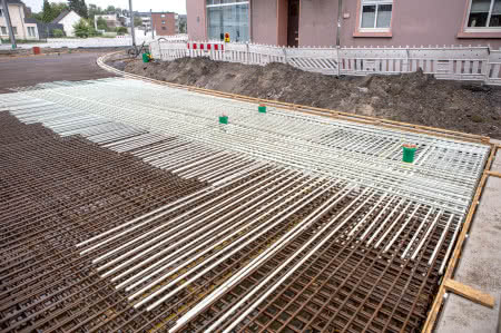 Aby nie wpływać na obwody blokady wyłączników tramwaju, jako zbrojenie w tym obszarze stosuje się pręty z włókna szklanego Combar, ponieważ nie przewodzą prądu. 
