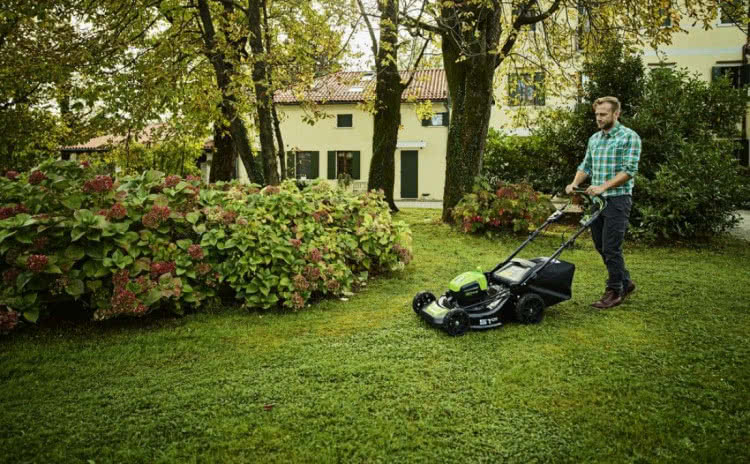 Kosiarki z większymi kołami zdecydowanie łatwiej się prowadzi