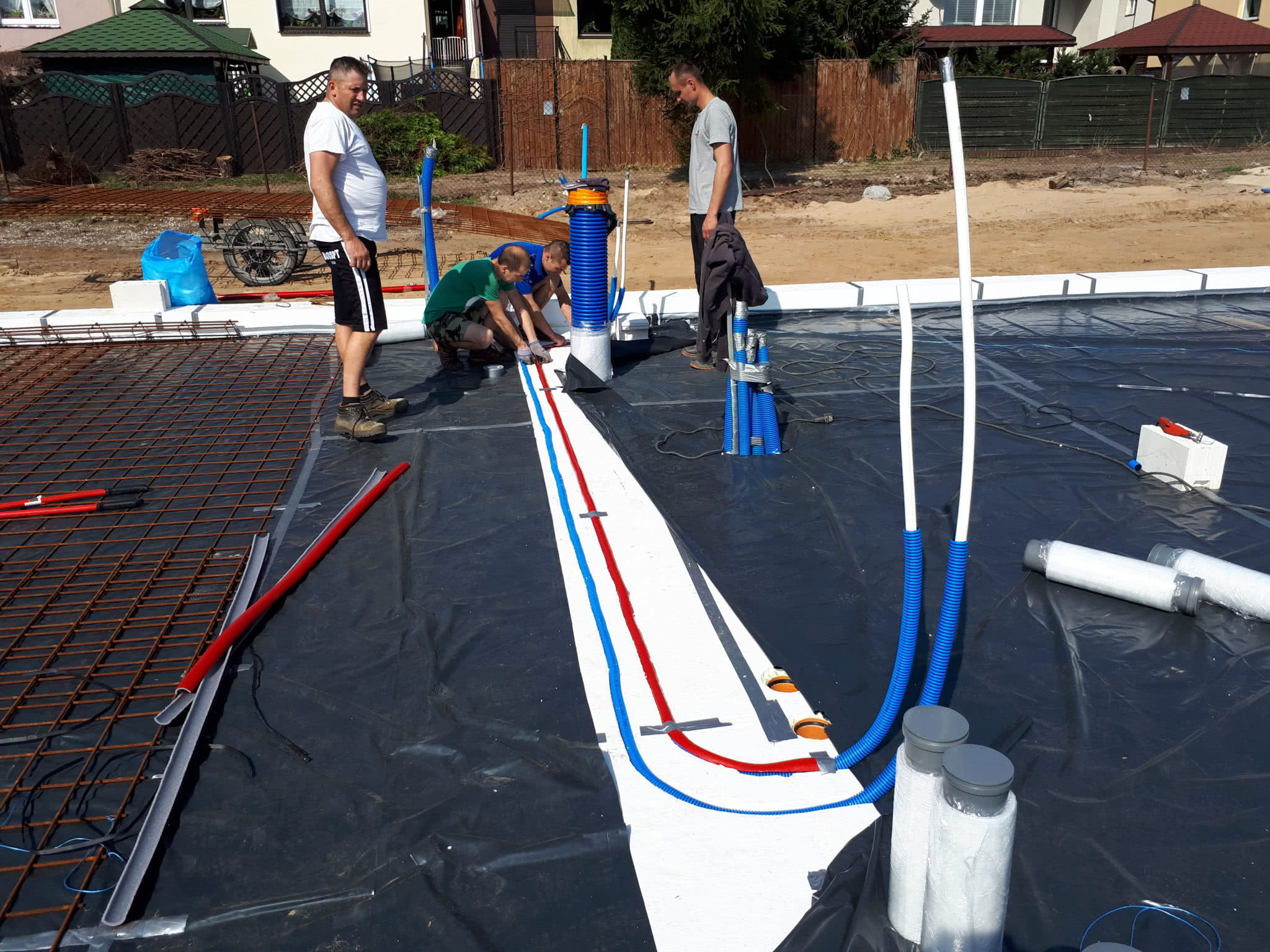 Płyta fundamentowa domu pasywnego z widocznymi wyprowadzeniami przewodów instalacji wodnych i kanalizacyjnych. fot. FS ARBET Płyta fundamentowa domu pasywnego z widocznymi wyprowadzeniami przewodów instalacji wodnych i kanalizacyjnych. fot. FS ARBET