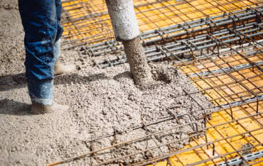 Pompa do betonu – jak wybrać i eksploatować na profesjonalnej budowie?