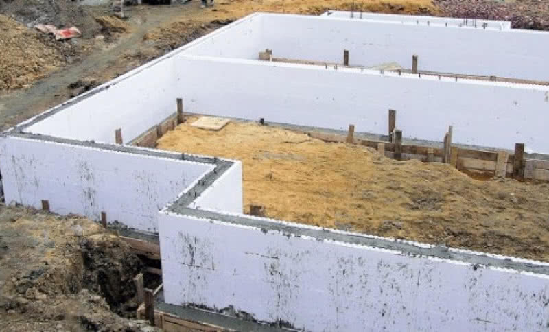 Co lepsze: ława czy płyta fundamentowa?