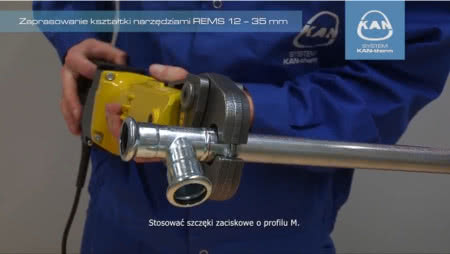 Zaprasowywanie kształtki systemowej KAN-therm Steel/Inox elektryczną zaciskarką szczękową marki REMS, fot. KAN