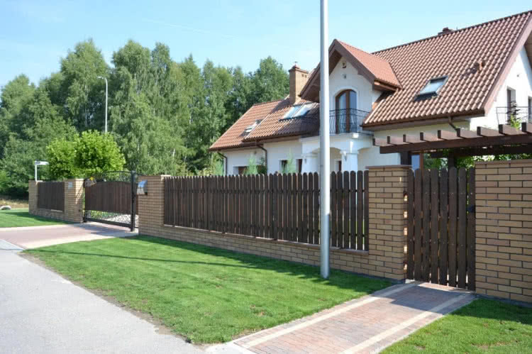 Ogrodzenie murowane z cegły klinkierowej