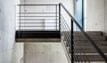 Konstrukcja schodów z betonu architektonicznego