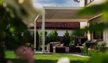 Pergola tarasowa - nowoczesny sposób na przedłużenie salonu