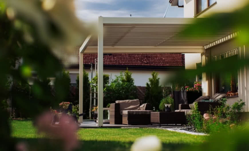 Pergola tarasowa - nowoczesny sposób na przedłużenie salonu