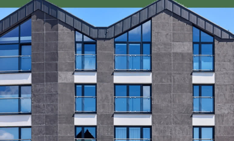 Beton architektoniczny, który nie obciąża ścian? Poznaj system RAWALL 