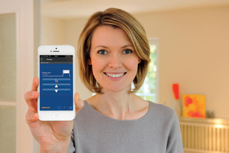 Bramą garażową również można sterować z poziomu smartfona. 